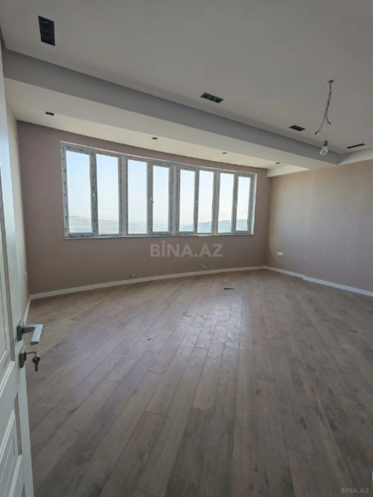 Satılır 3 otaqlı mənzil 137 m²