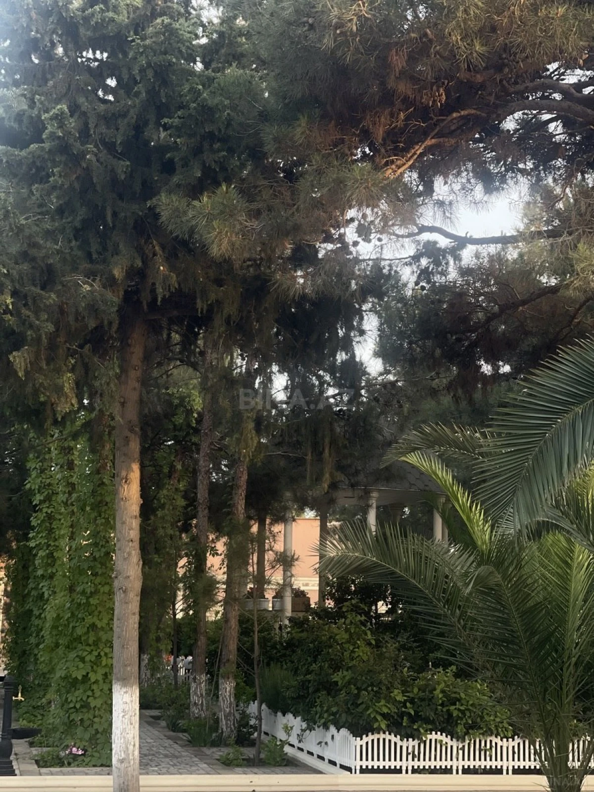 Satılır 15 otaqlı həyət evi 600 m²