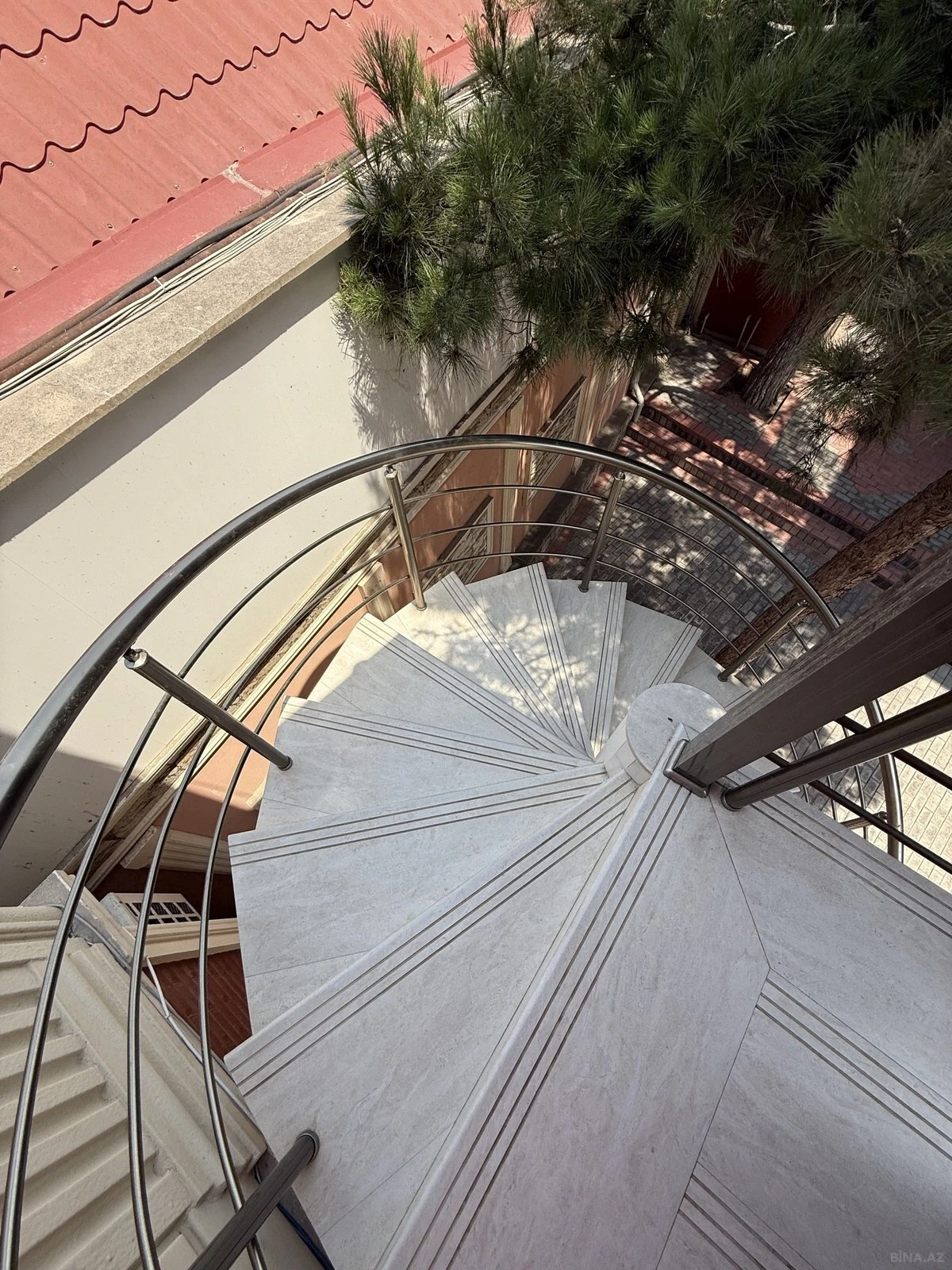 Satılır 15 otaqlı həyət evi 600 m²