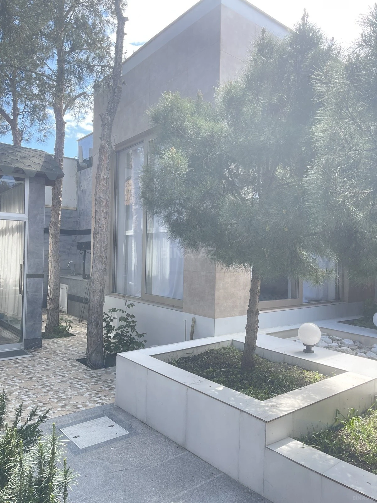 Satılır 15 otaqlı həyət evi 600 m²