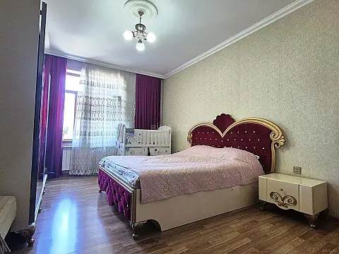 Satılır 4 otaqlı mənzil 200 m²