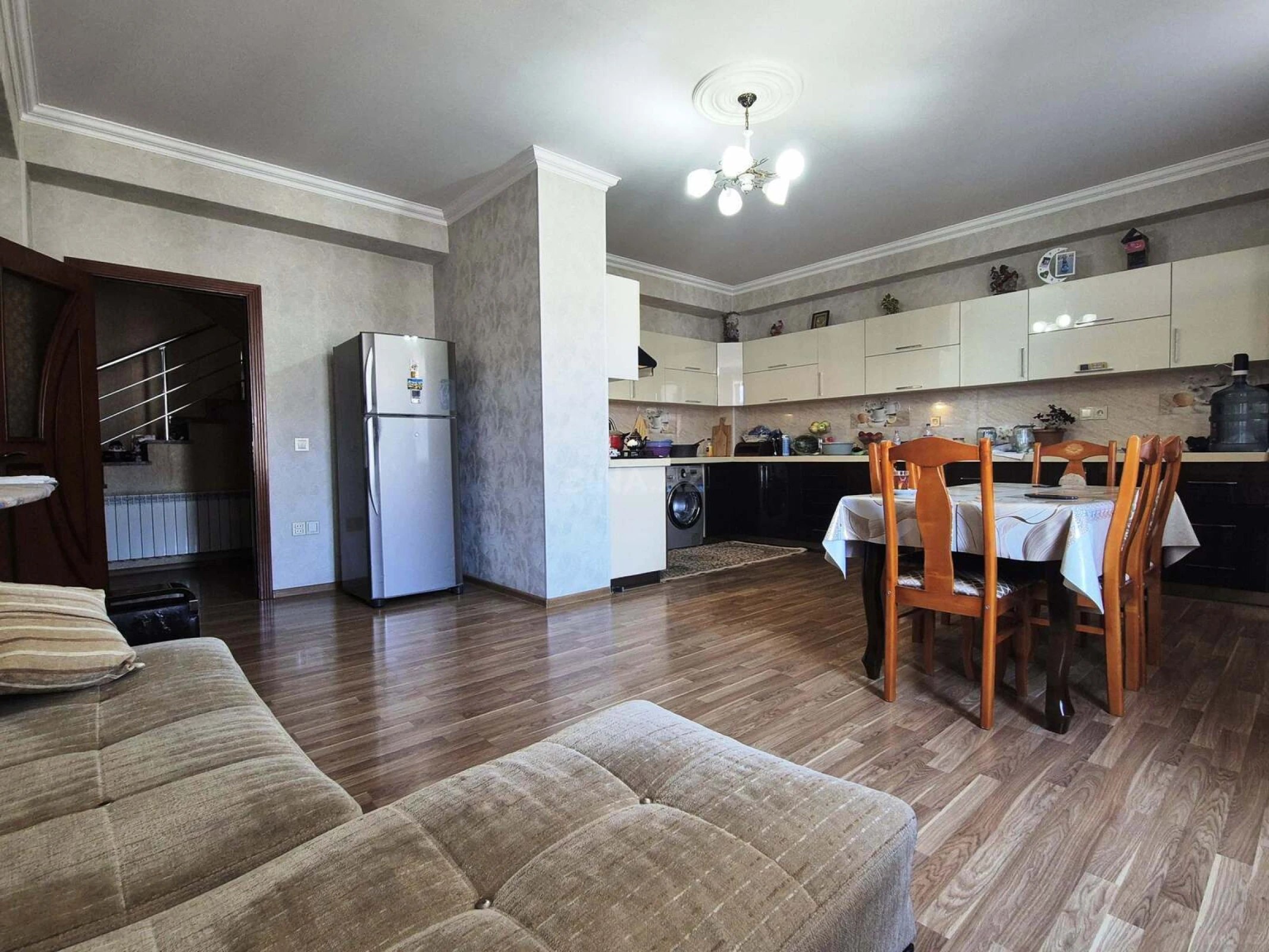 Satılır 4 otaqlı mənzil 200 m²