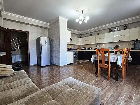 Satılır 4 otaqlı mənzil 200 m²