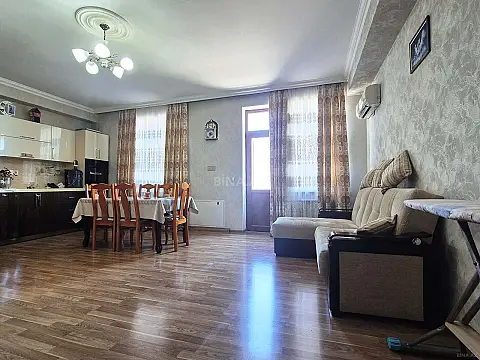 Satılır 4 otaqlı mənzil 200 m²