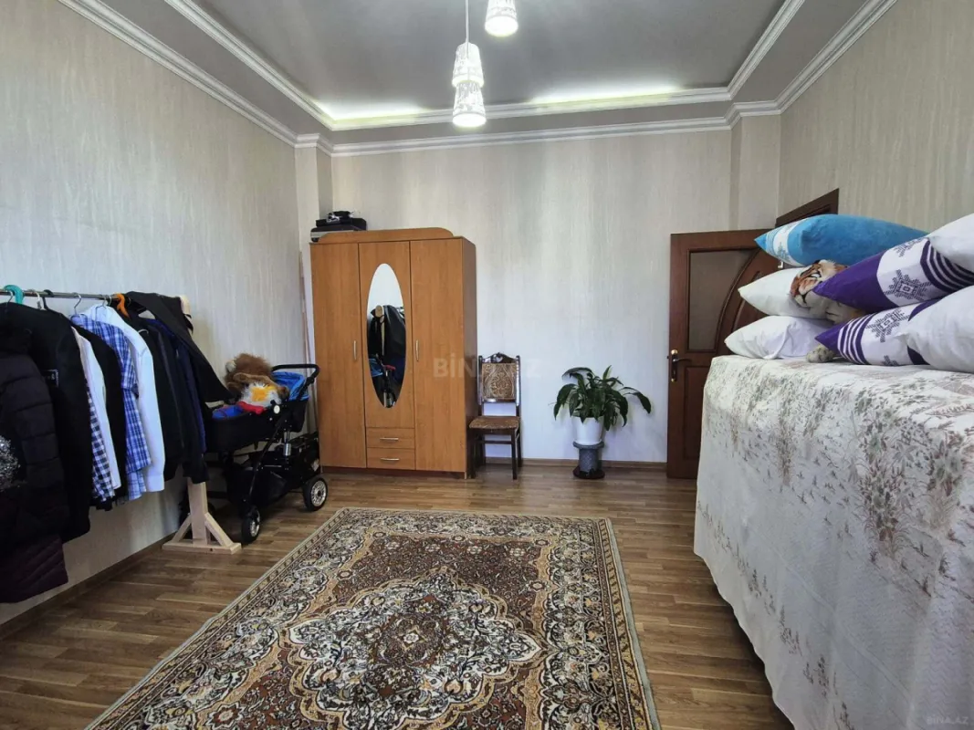 Satılır 4 otaqlı mənzil 200 m²