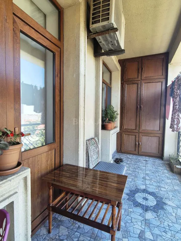 Satılır 4 otaqlı mənzil 200 m²