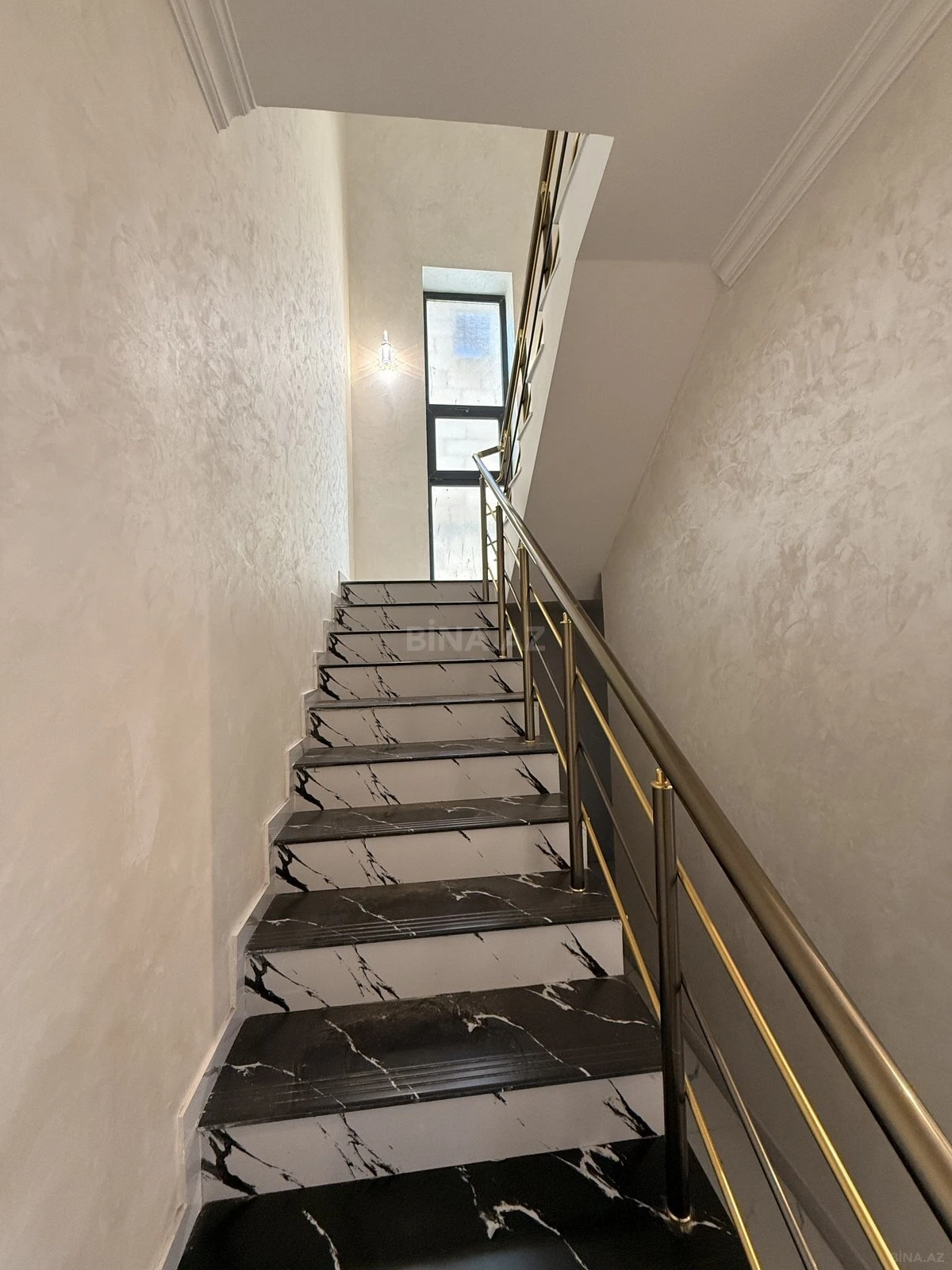 Satılır 5 otaqlı həyət evi 200 m²