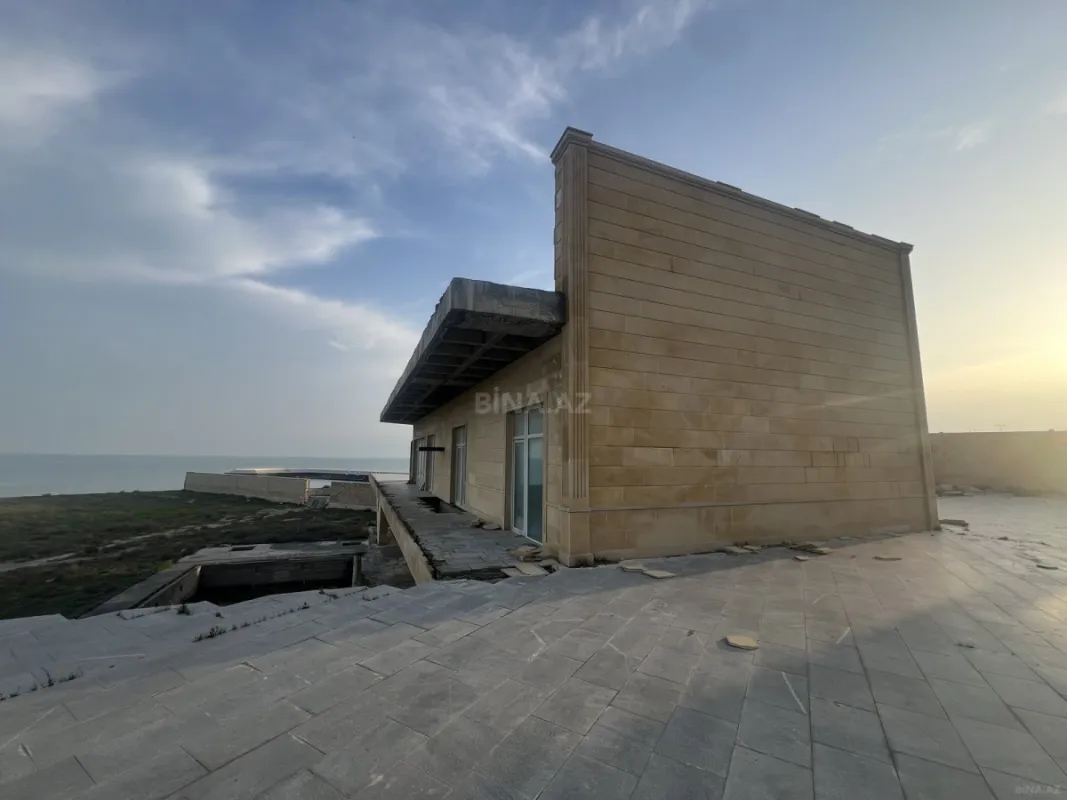 Satılır 15 otaqlı həyət evi 1556 m²