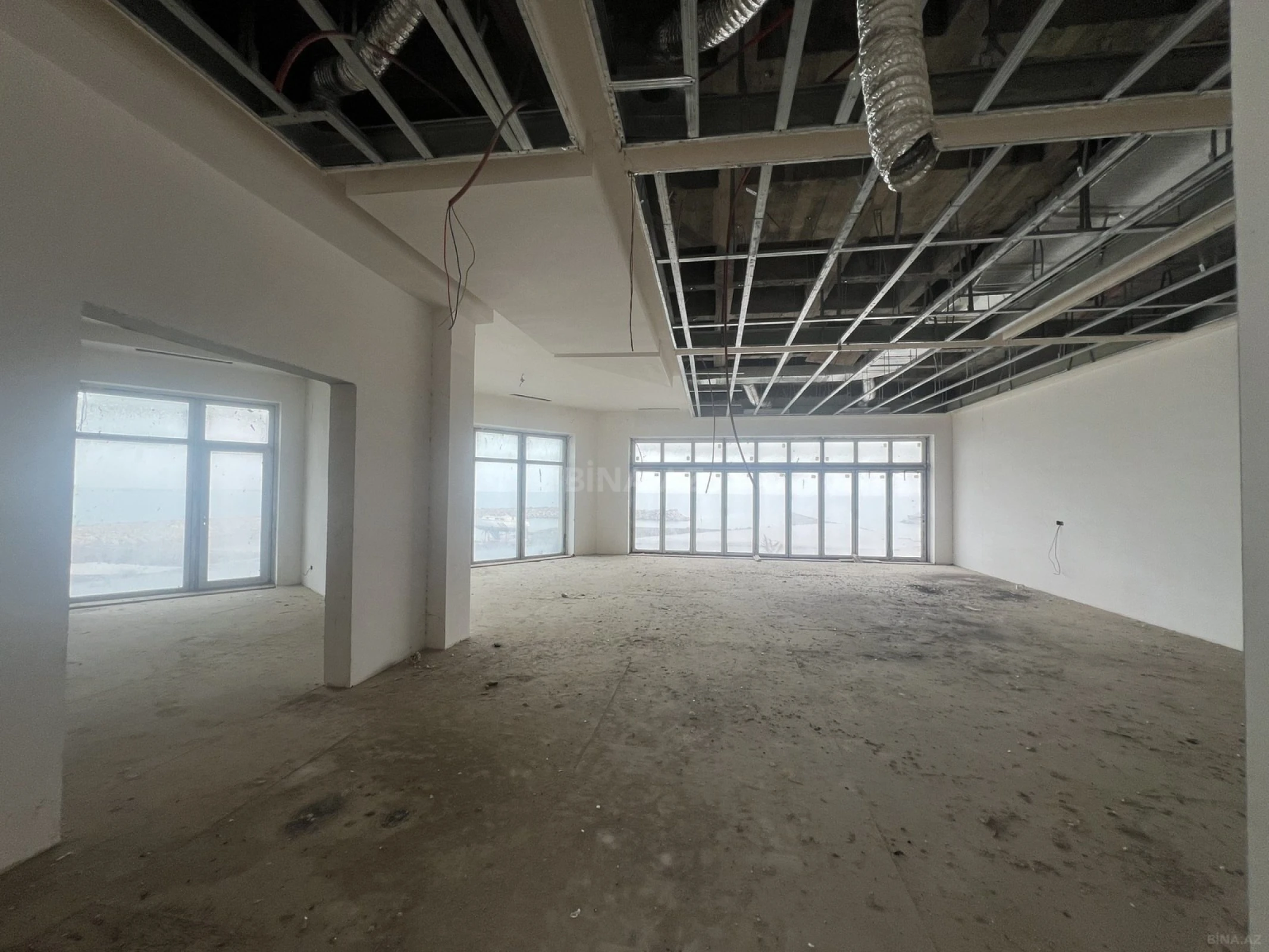 Satılır 15 otaqlı həyət evi 1556 m²