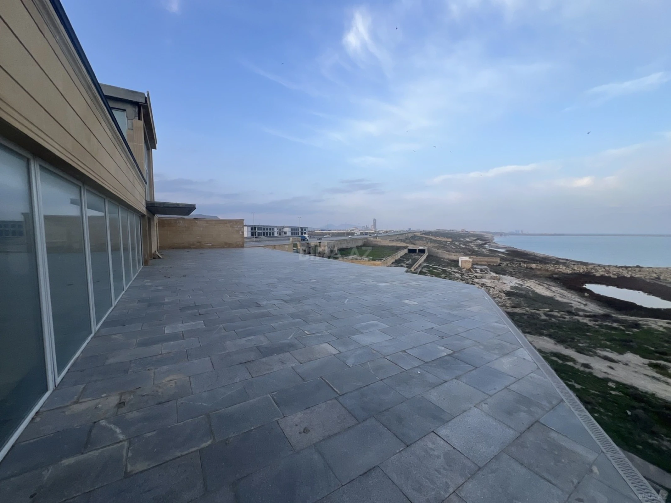 Satılır 15 otaqlı həyət evi 1556 m²