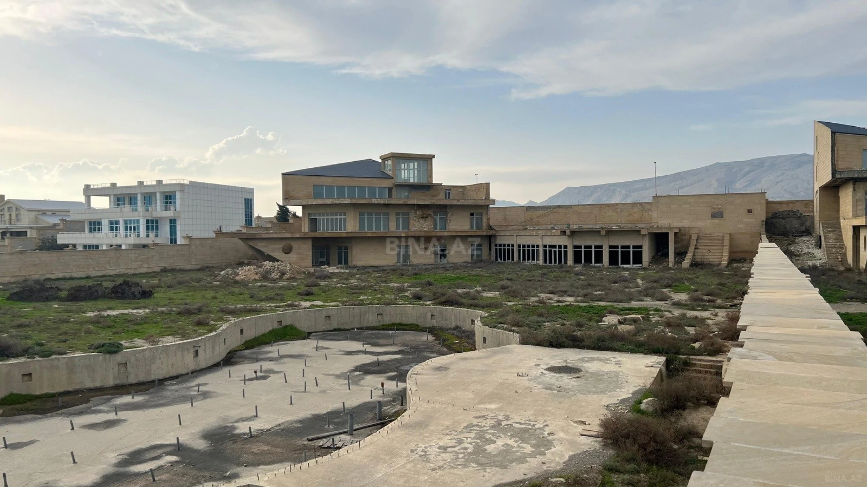 Satılır 15 otaqlı həyət evi 1556 m²