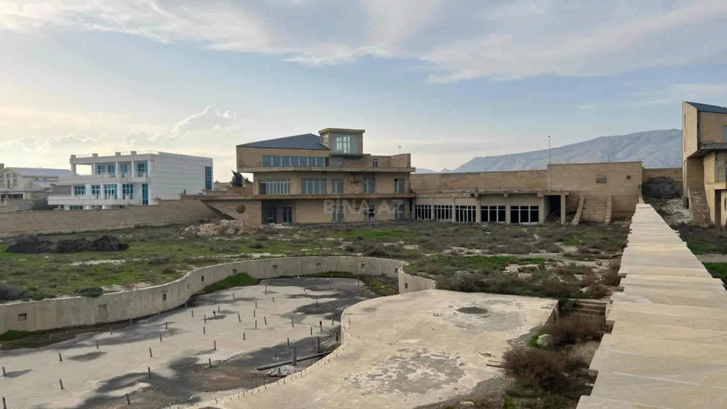 Satılır 15 otaqlı həyət evi 1556 m²