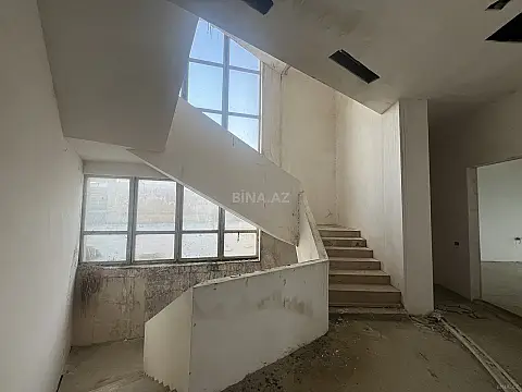 Satılır 15 otaqlı həyət evi 1556 m²