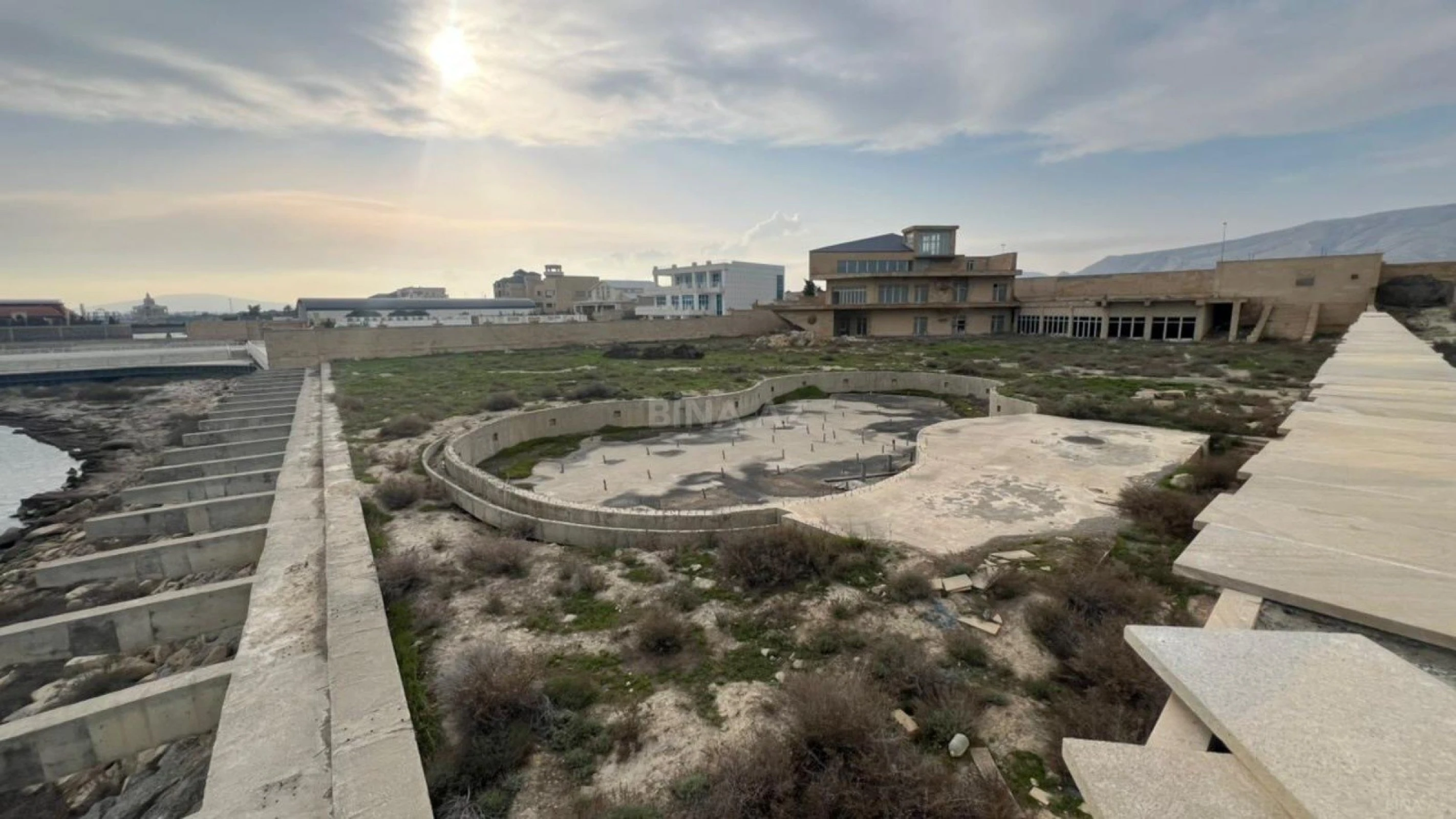 Satılır 15 otaqlı həyət evi 1556 m²