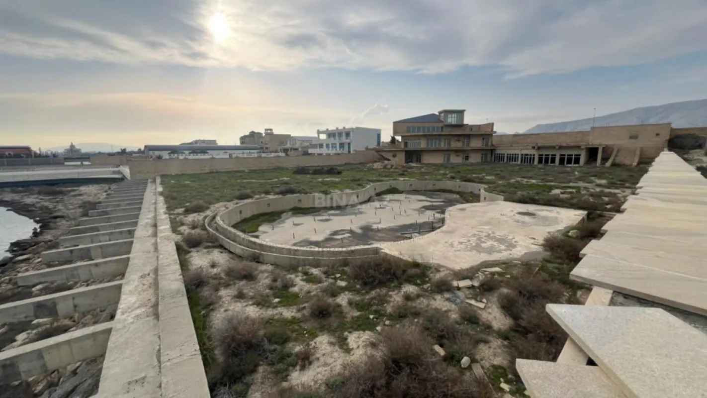 Satılır 15 otaqlı həyət evi 1556 m²