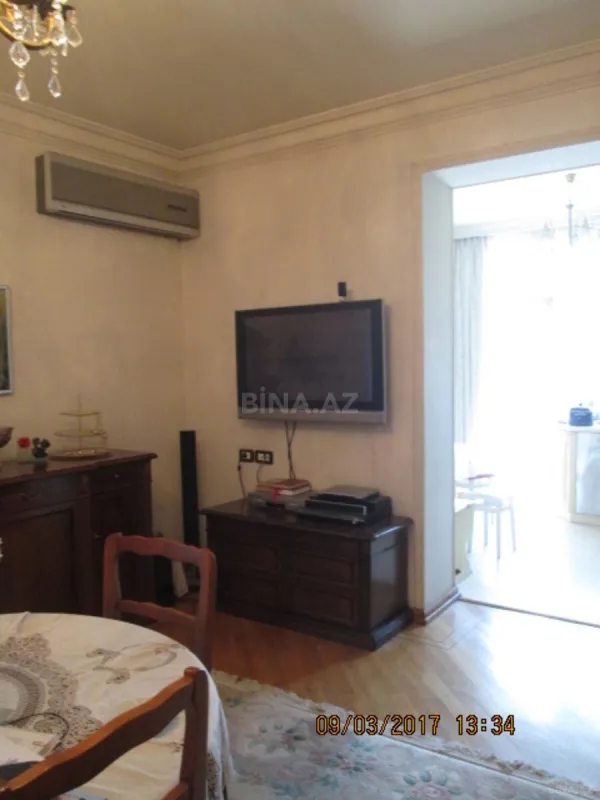 Satılır 6 otaqlı mənzil 180 m²