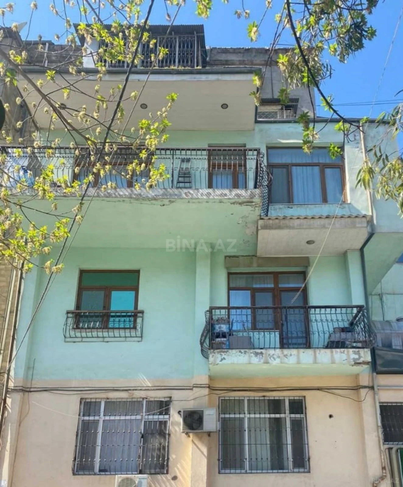 Satılır 6 otaqlı mənzil 180 m²