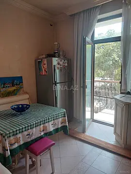 Satılır 6 otaqlı mənzil 180 m²