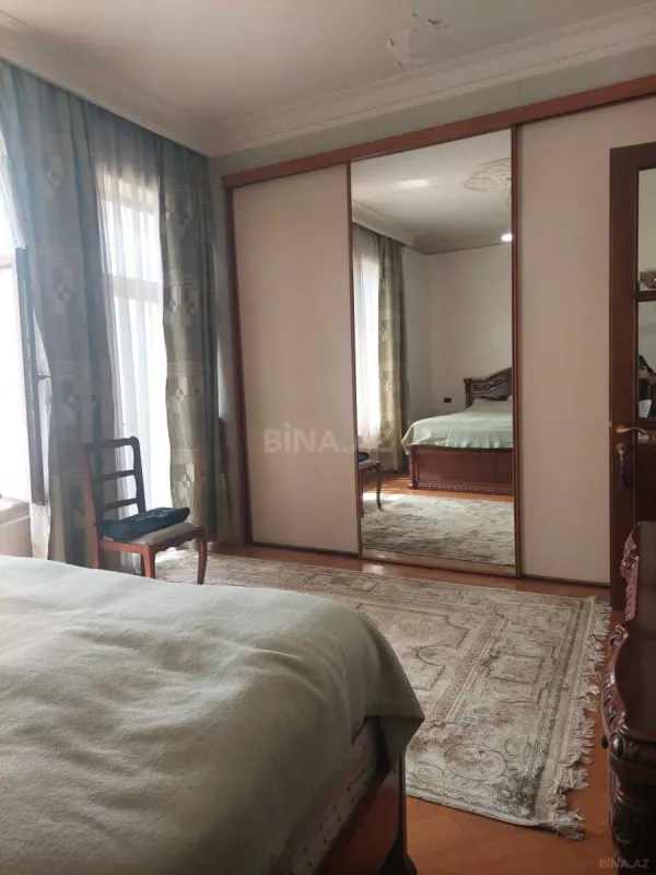 Satılır 6 otaqlı mənzil 180 m²