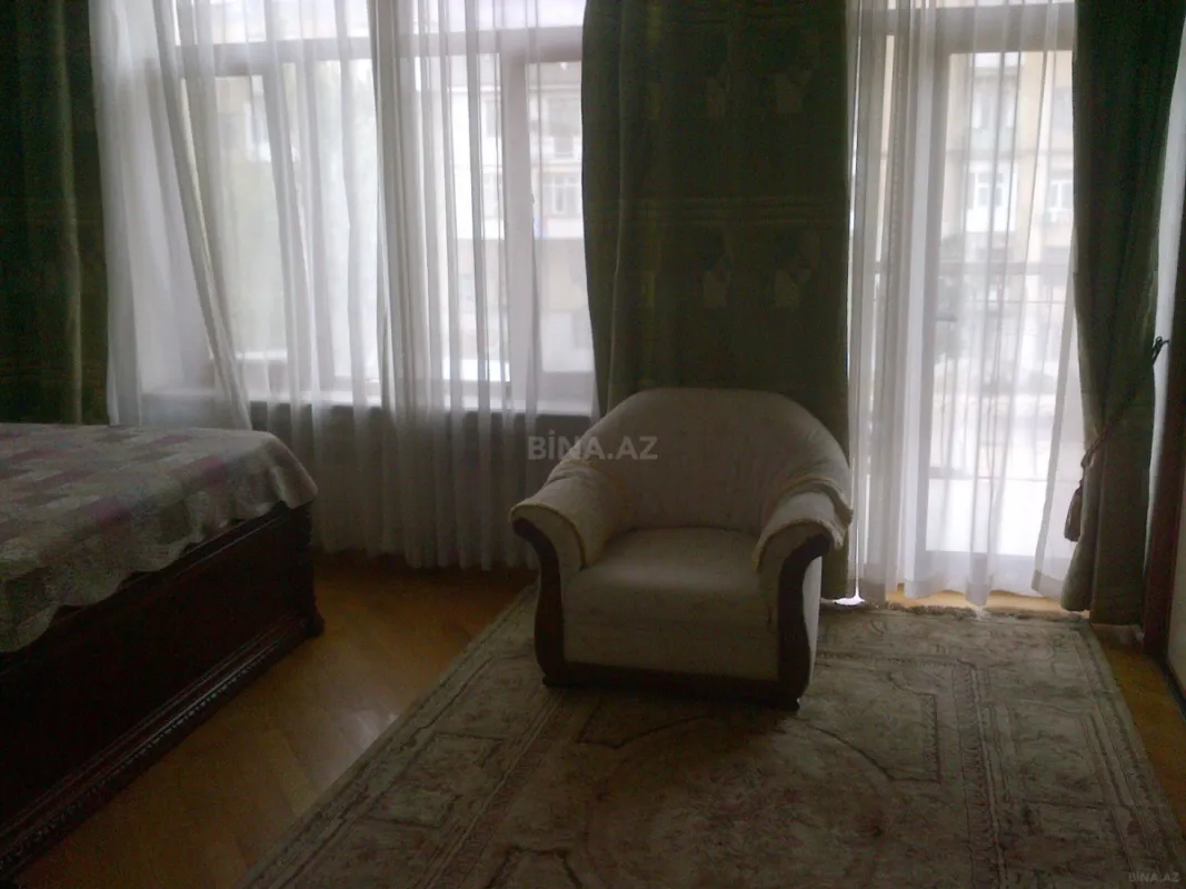 Satılır 6 otaqlı mənzil 180 m²