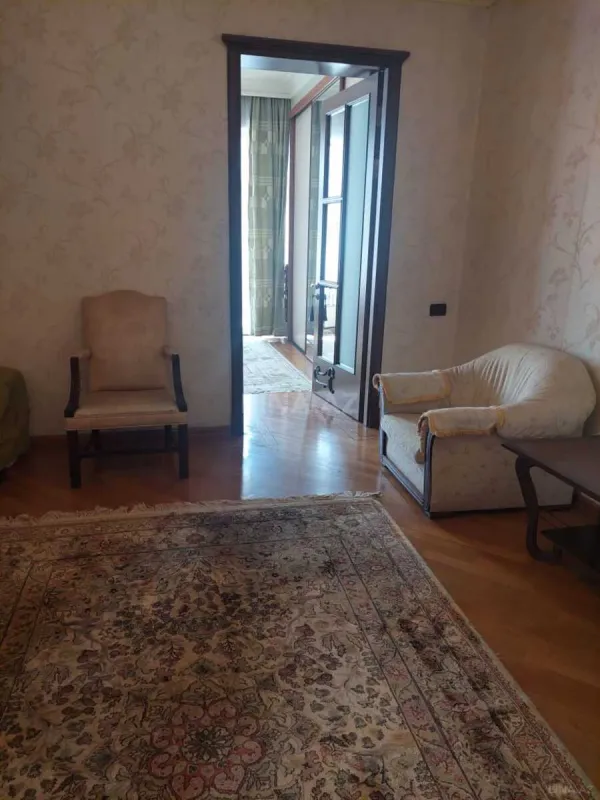 Satılır 6 otaqlı mənzil 180 m²