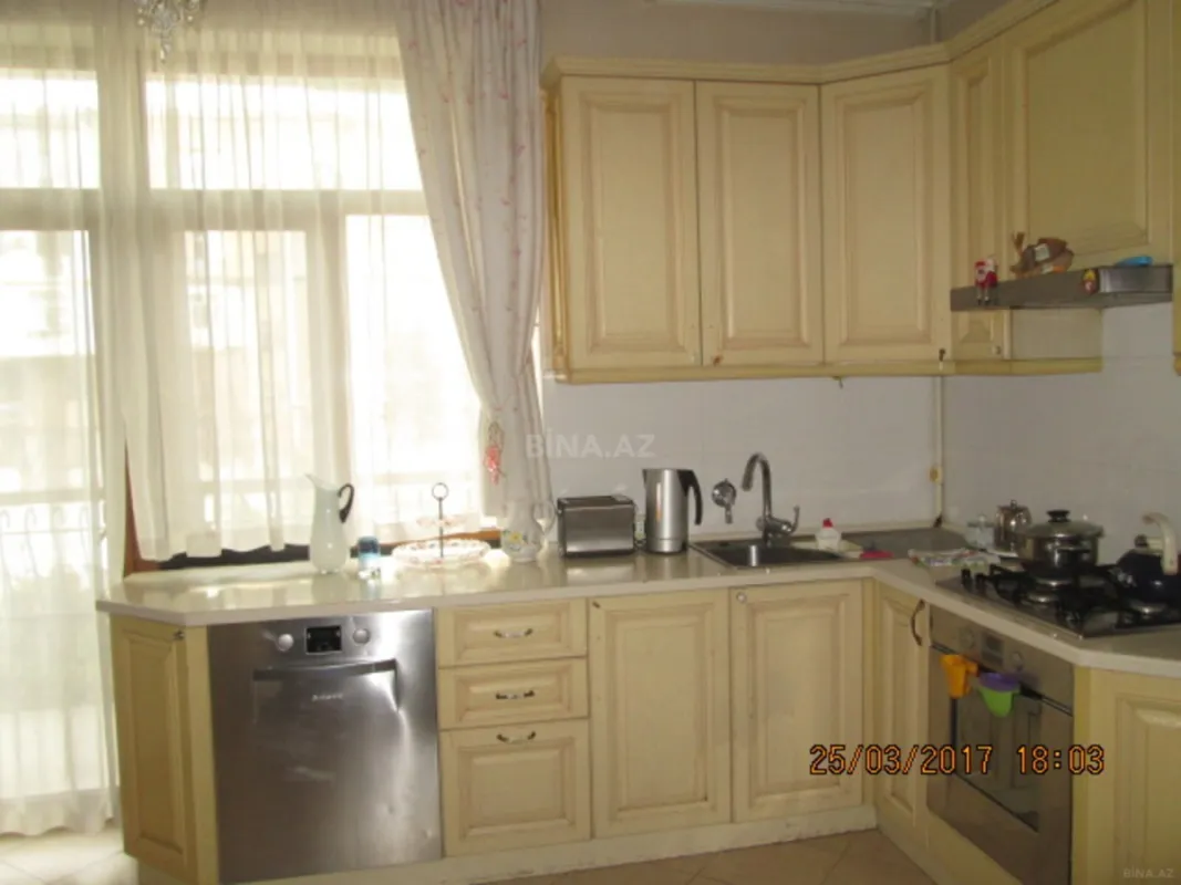 Satılır 6 otaqlı mənzil 180 m²