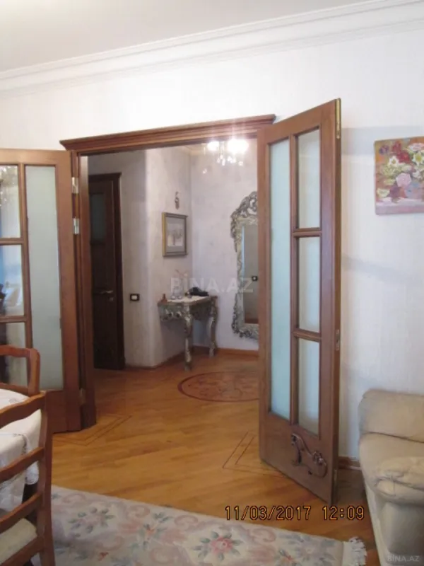 Satılır 6 otaqlı mənzil 180 m²