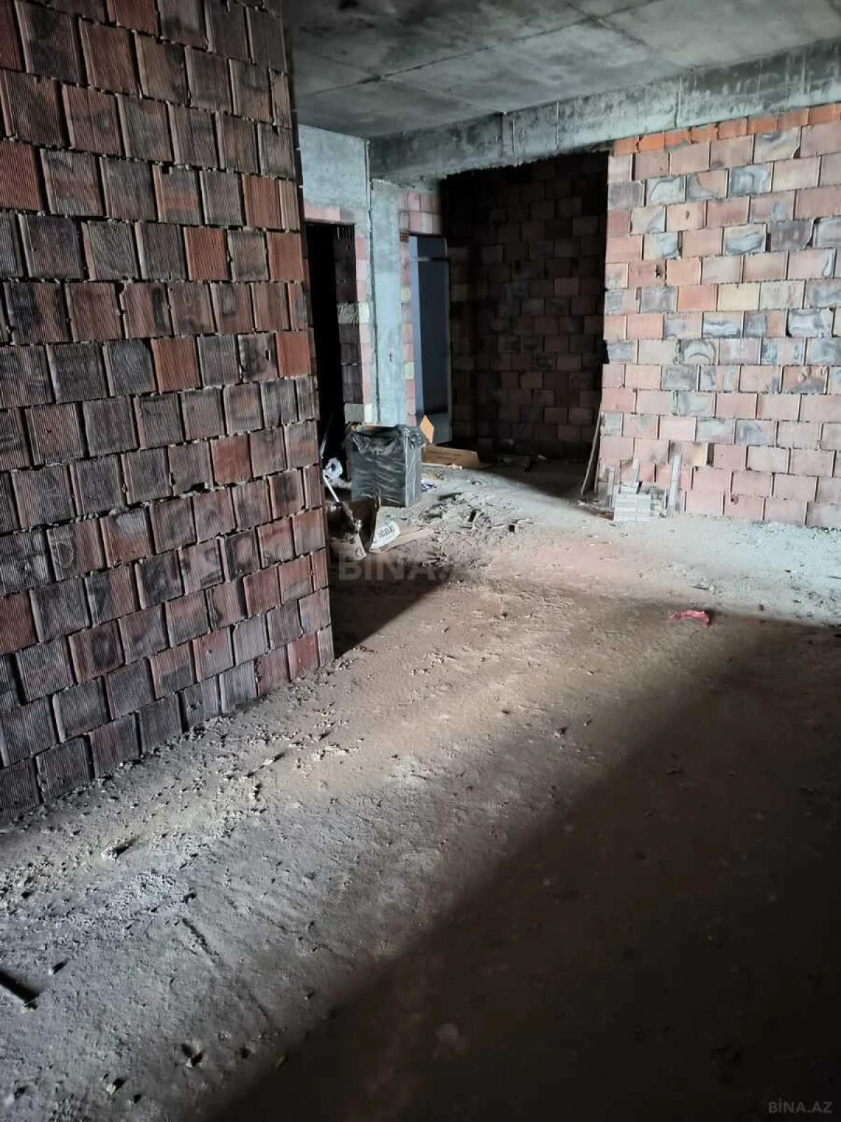 Satılır 4 otaqlı mənzil 186 m²