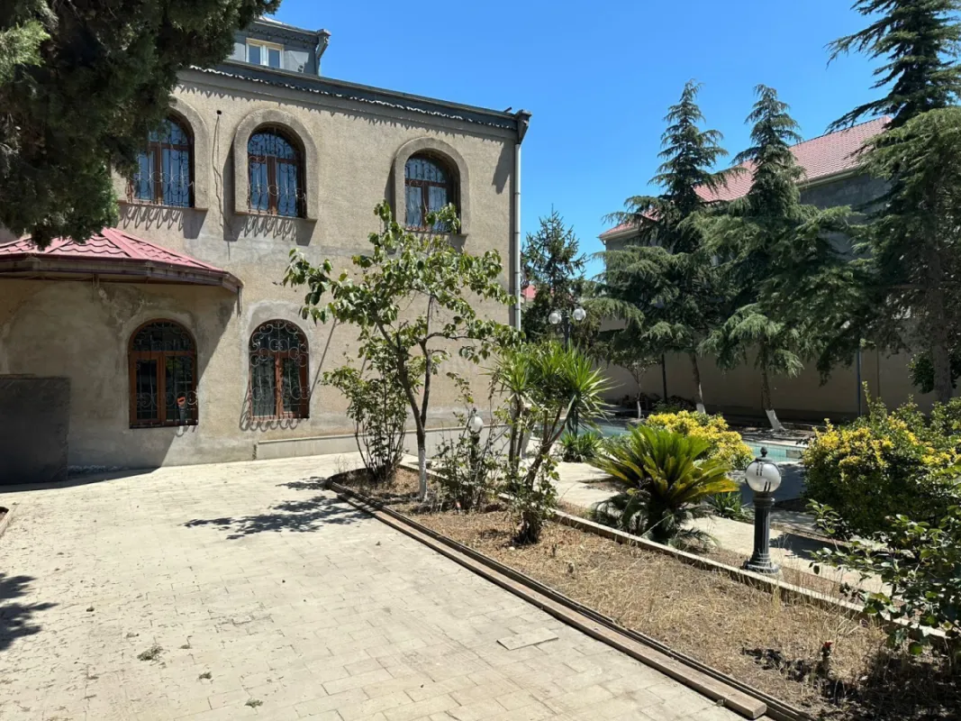 Satılır 7 otaqlı həyət evi 400 m²