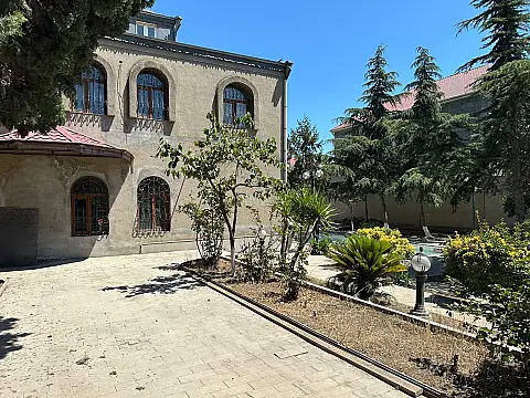 Satılır 7 otaqlı həyət evi 400 m²