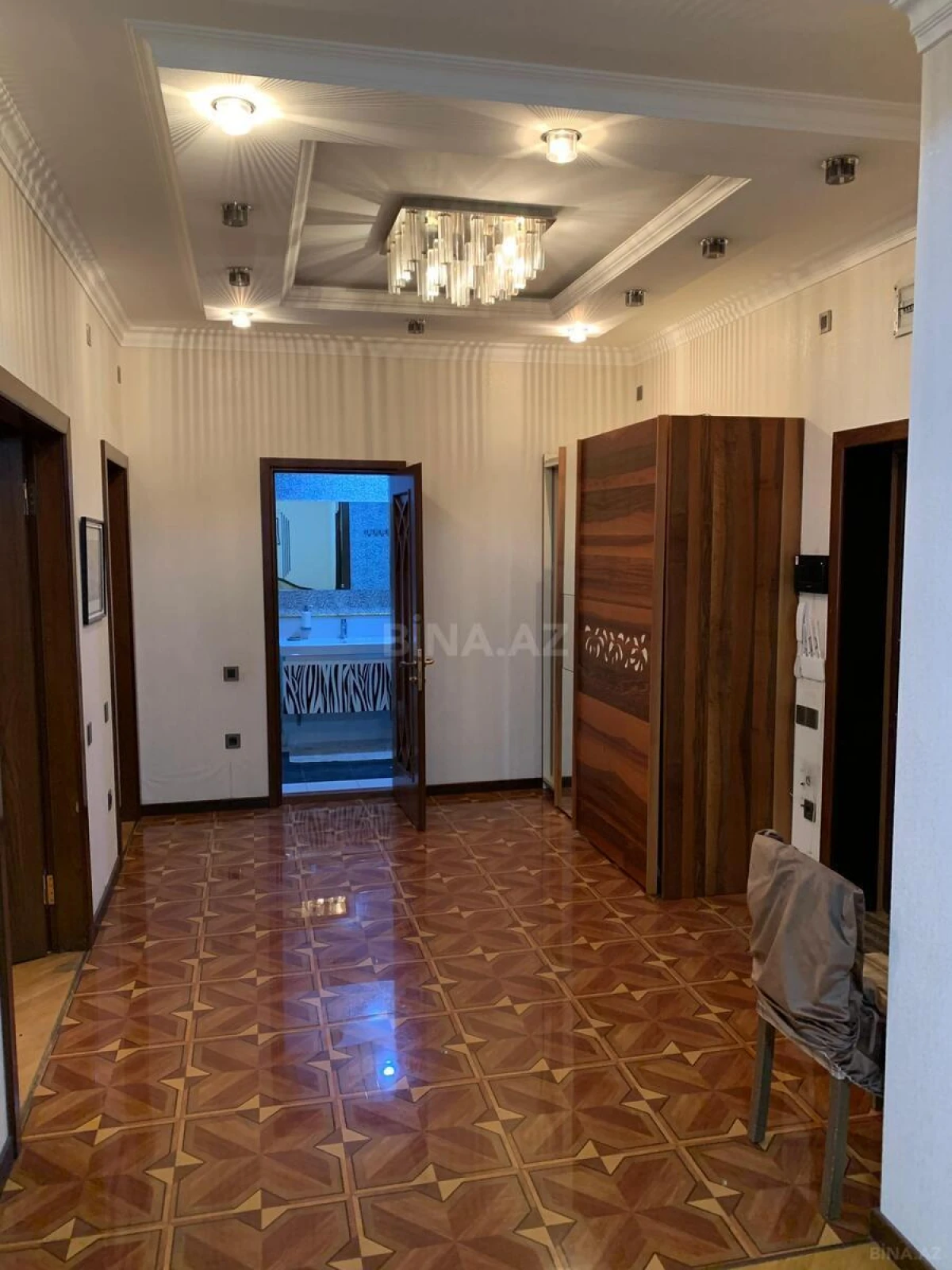 Kirayə verilir 3 otaqlı mənzil 180 m²