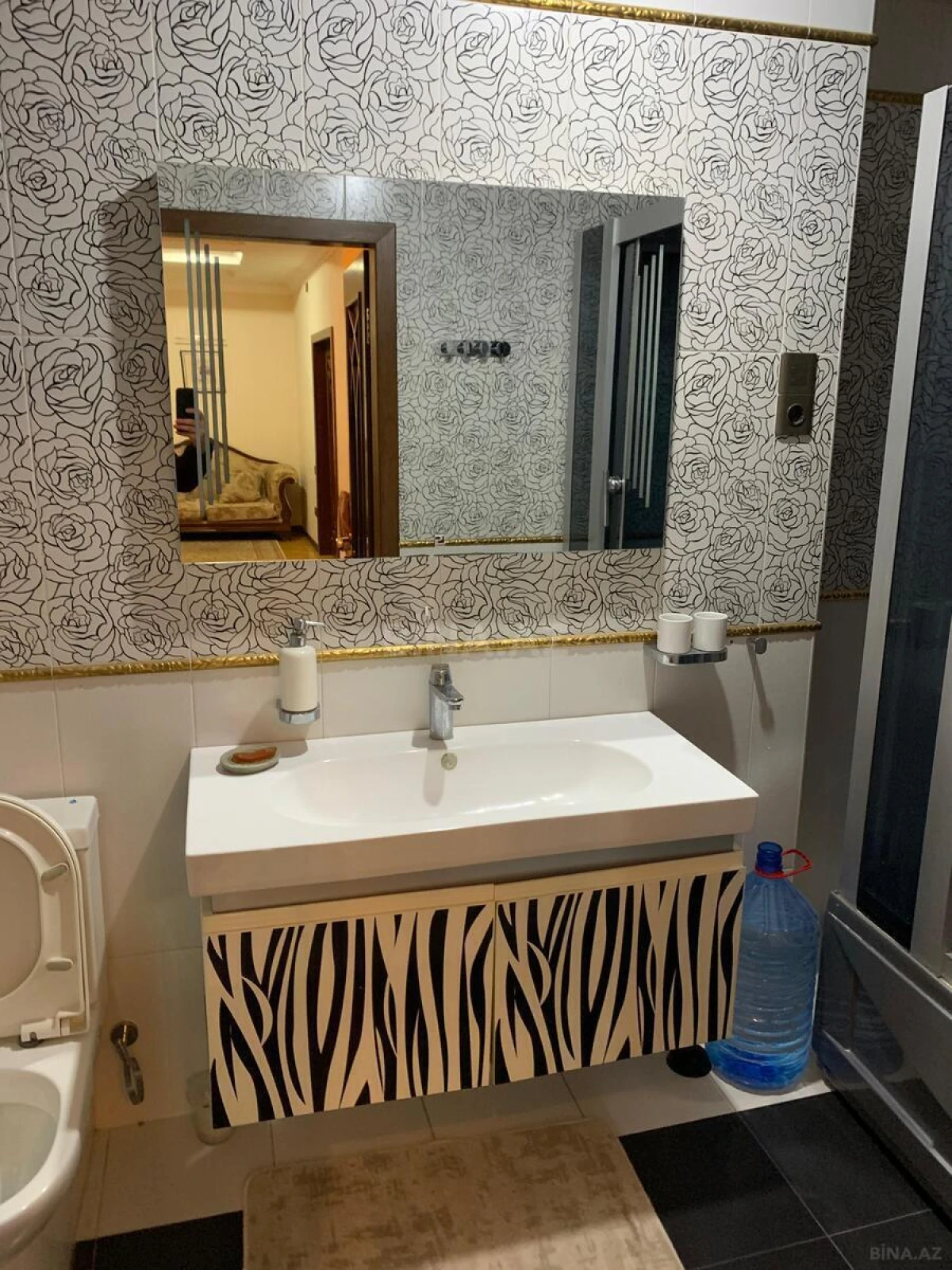 Kirayə verilir 3 otaqlı mənzil 180 m²