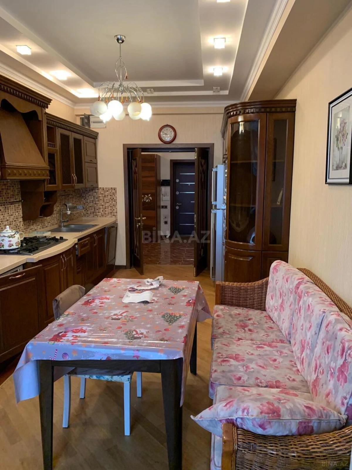 Kirayə verilir 3 otaqlı mənzil 180 m²