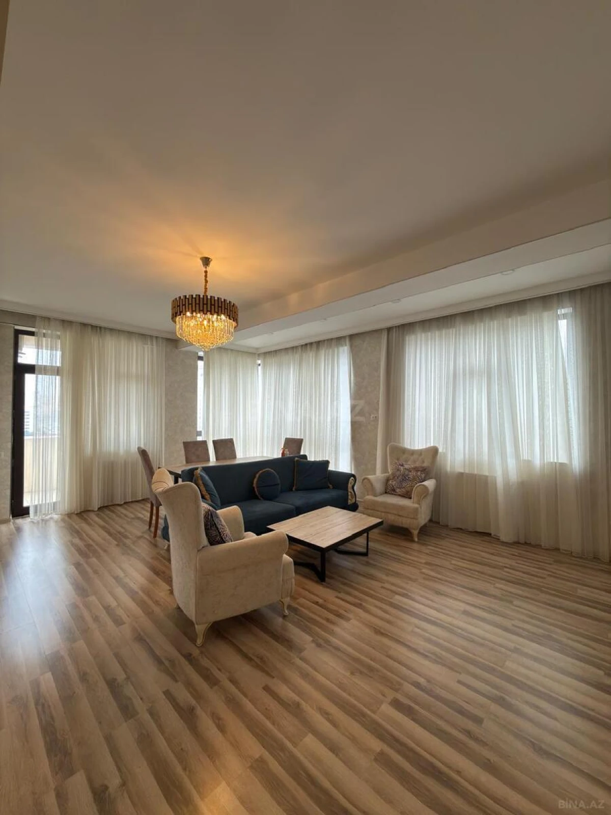 Satılır 4 otaqlı mənzil 160 m²