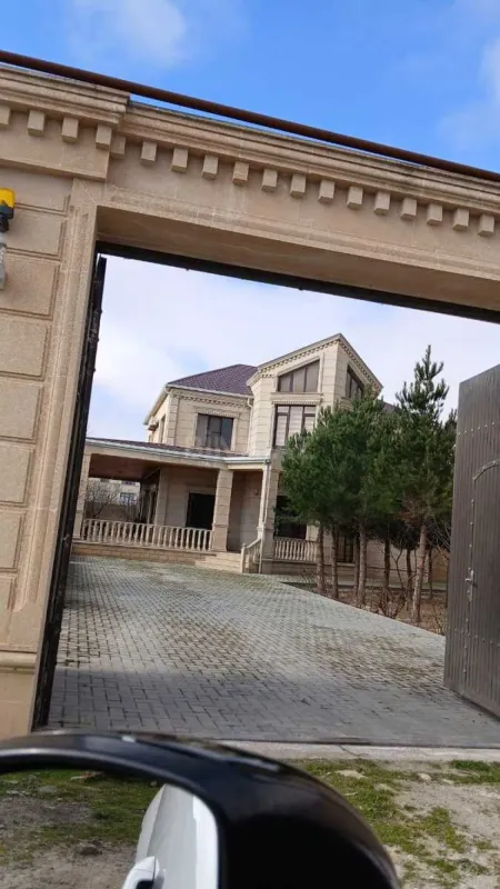 Satılır 6 otaqlı həyət evi 400 m²