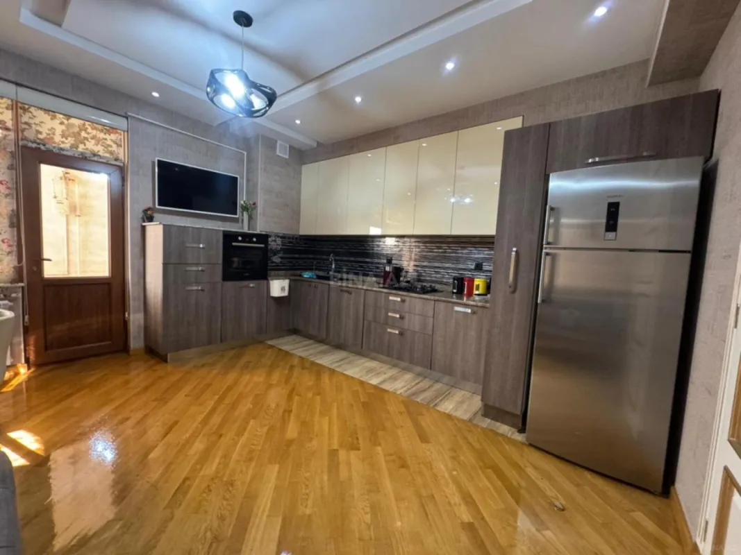 Satılır 3 otaqlı mənzil 140 m²