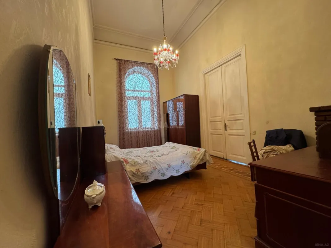 Satılır 5 otaqlı mənzil 190 m²