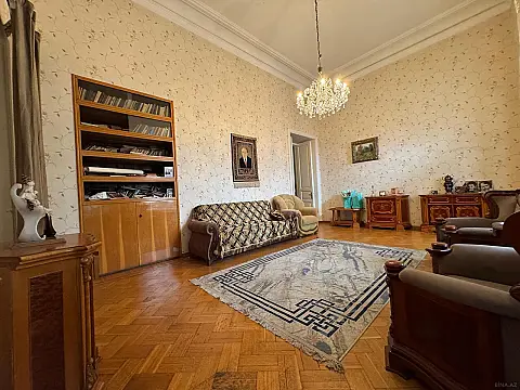 Satılır 5 otaqlı mənzil 190 m²