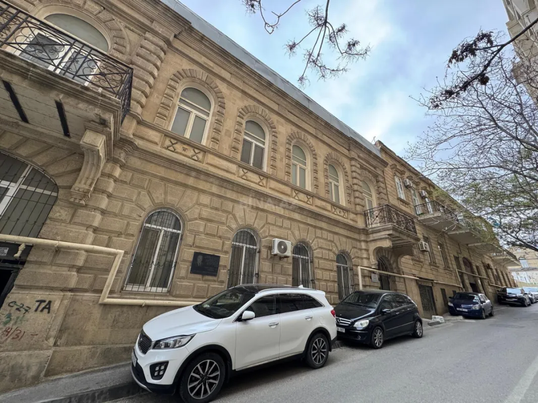 Satılır 5 otaqlı mənzil 190 m²
