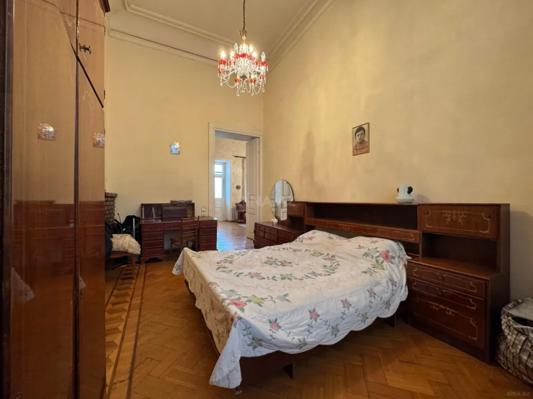 Satılır 5 otaqlı mənzil 190 m²