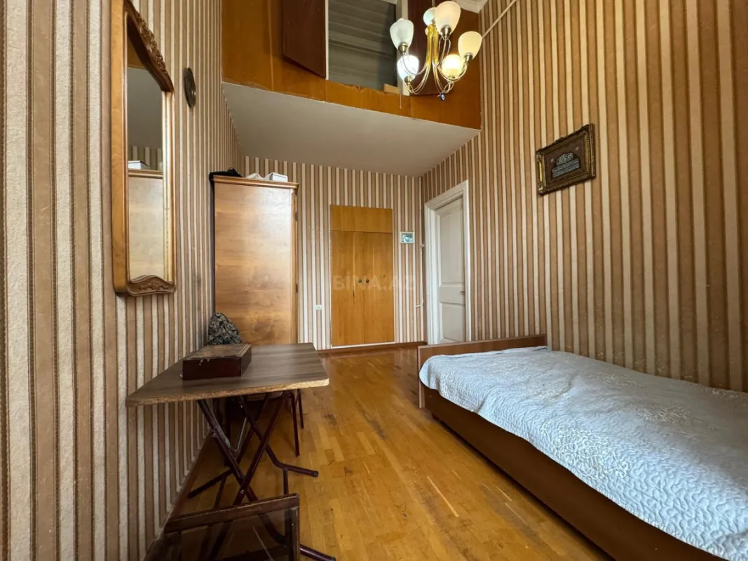 Satılır 5 otaqlı mənzil 190 m²