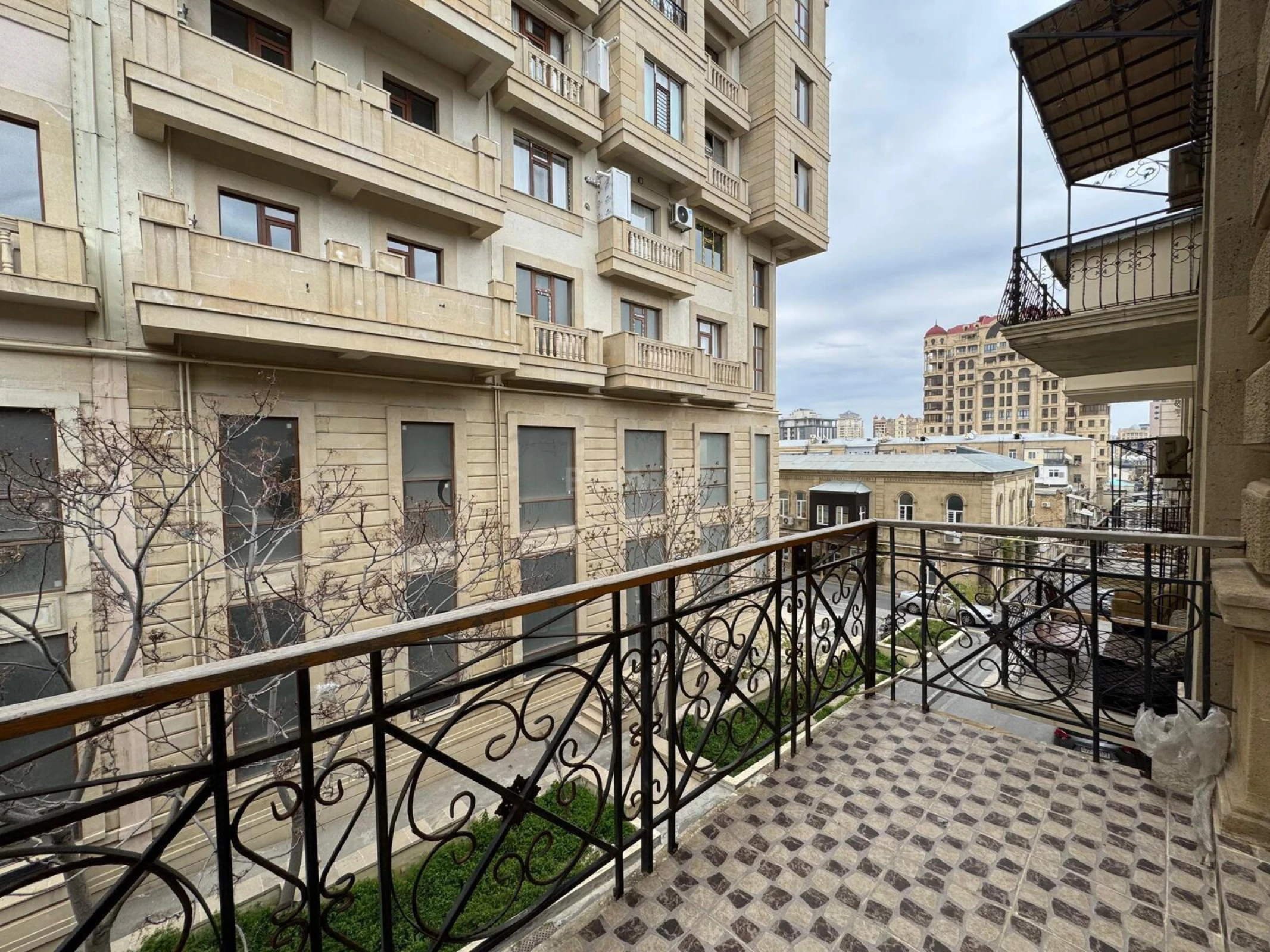 Satılır 5 otaqlı mənzil 190 m²