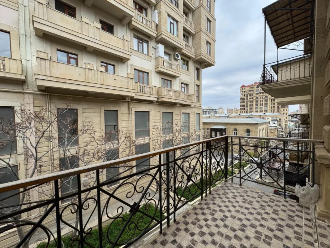 Satılır 5 otaqlı mənzil 190 m²
