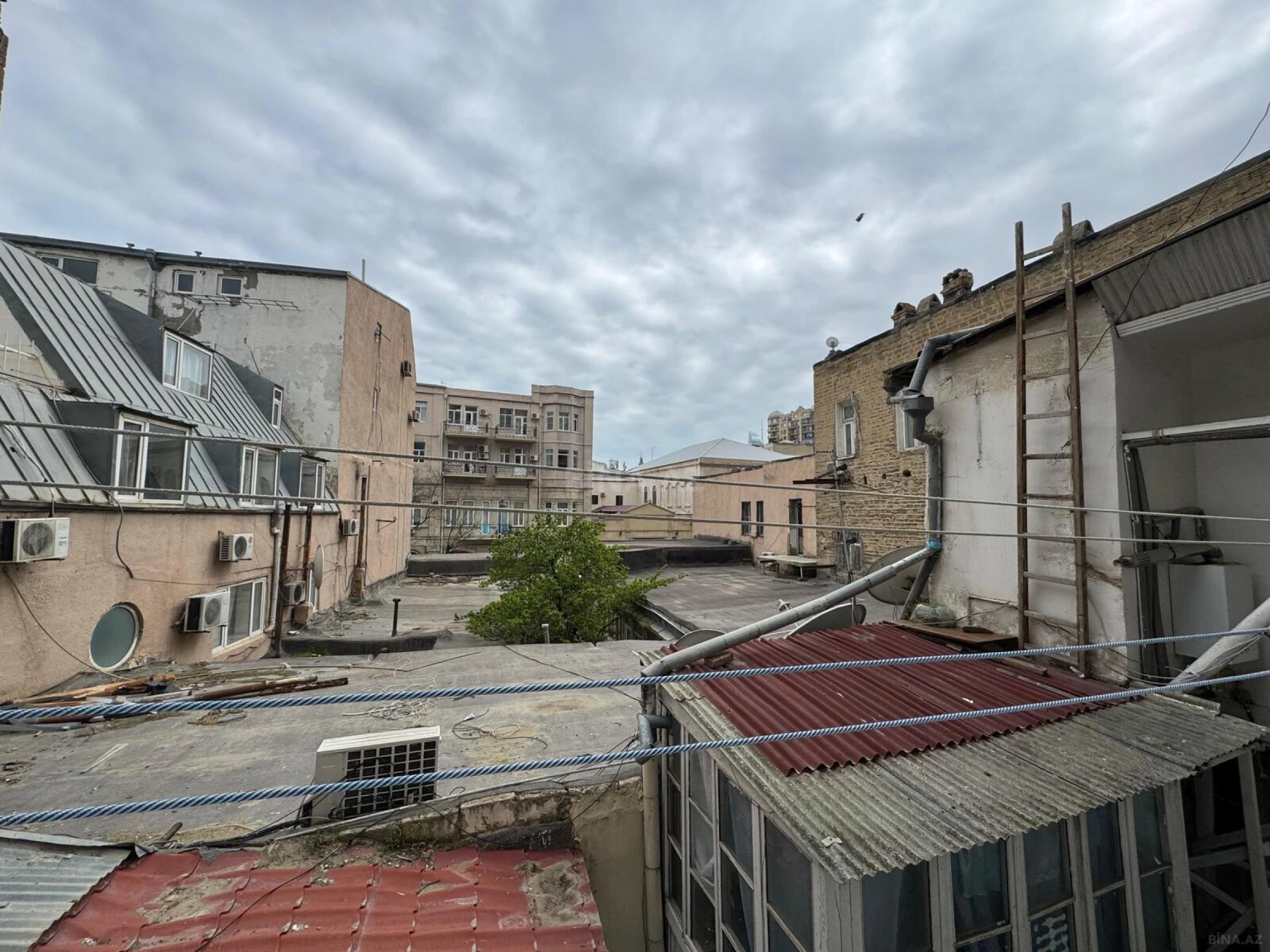 Satılır 5 otaqlı mənzil 190 m²