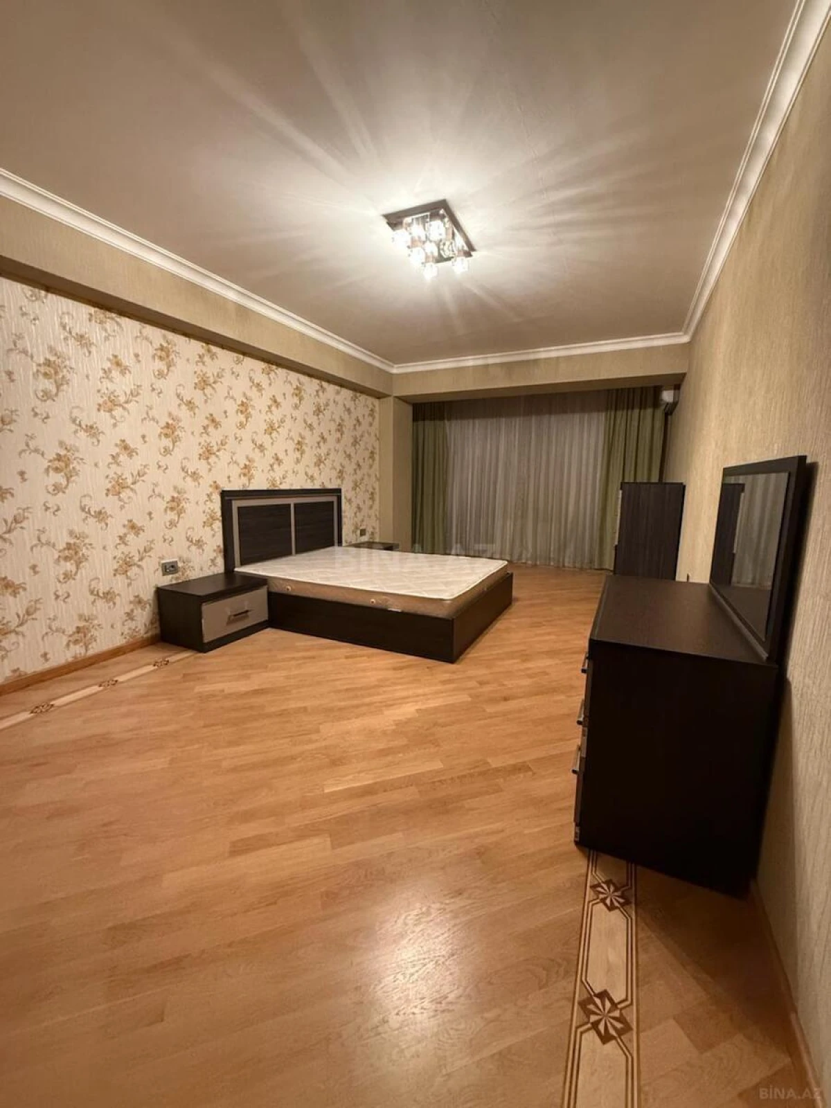 Kirayə verilir 4 otaqlı mənzil 150 m²