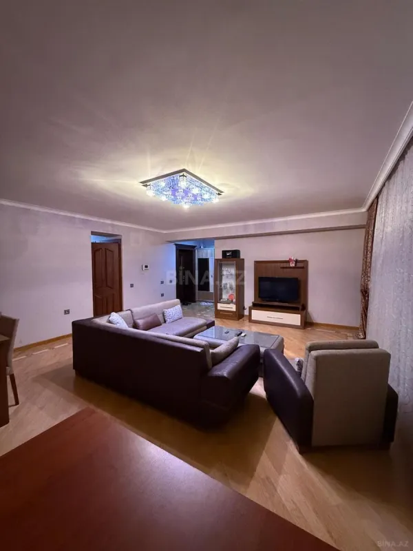 Kirayə verilir 4 otaqlı mənzil 150 m²