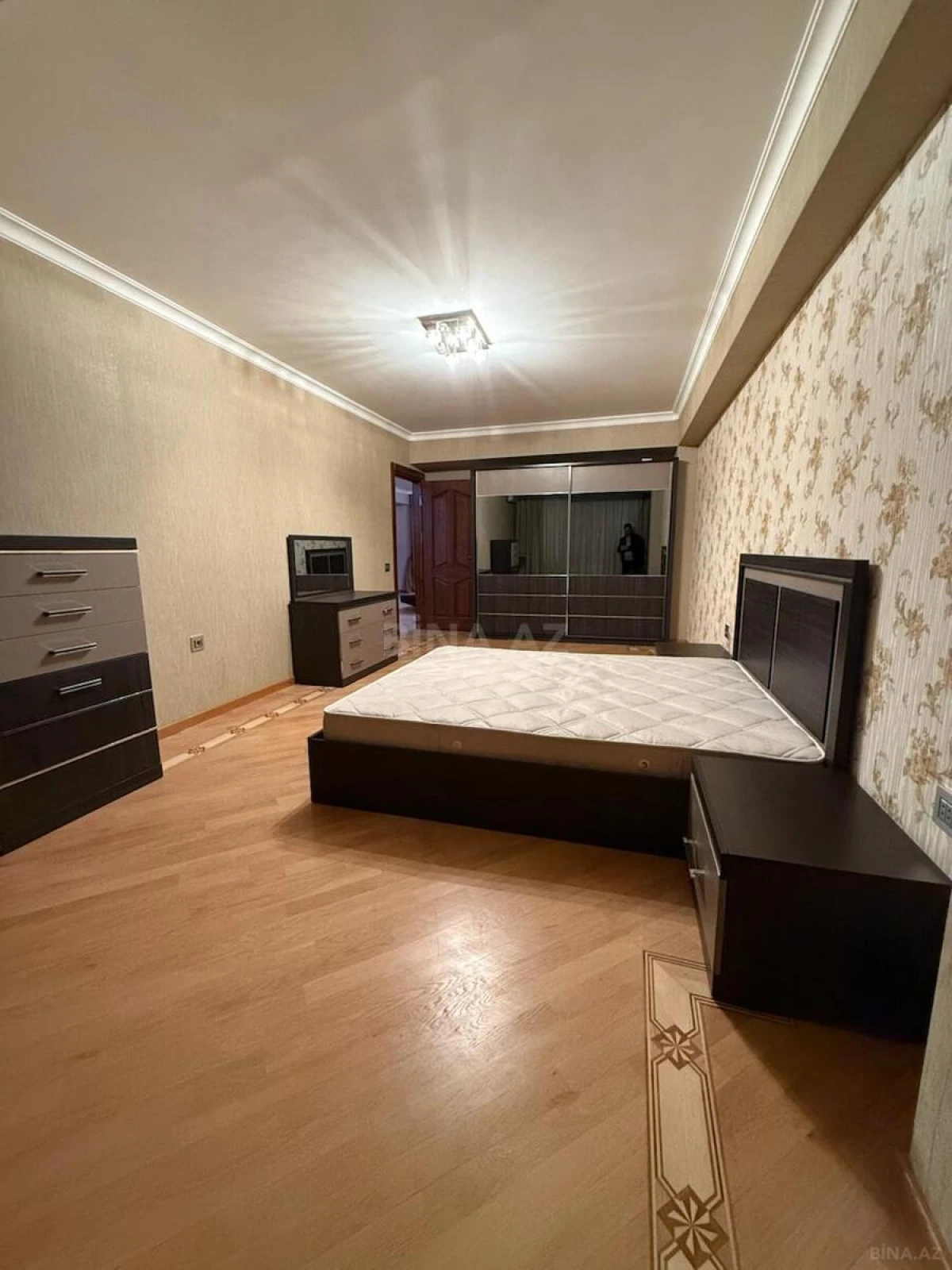 Kirayə verilir 4 otaqlı mənzil 150 m²