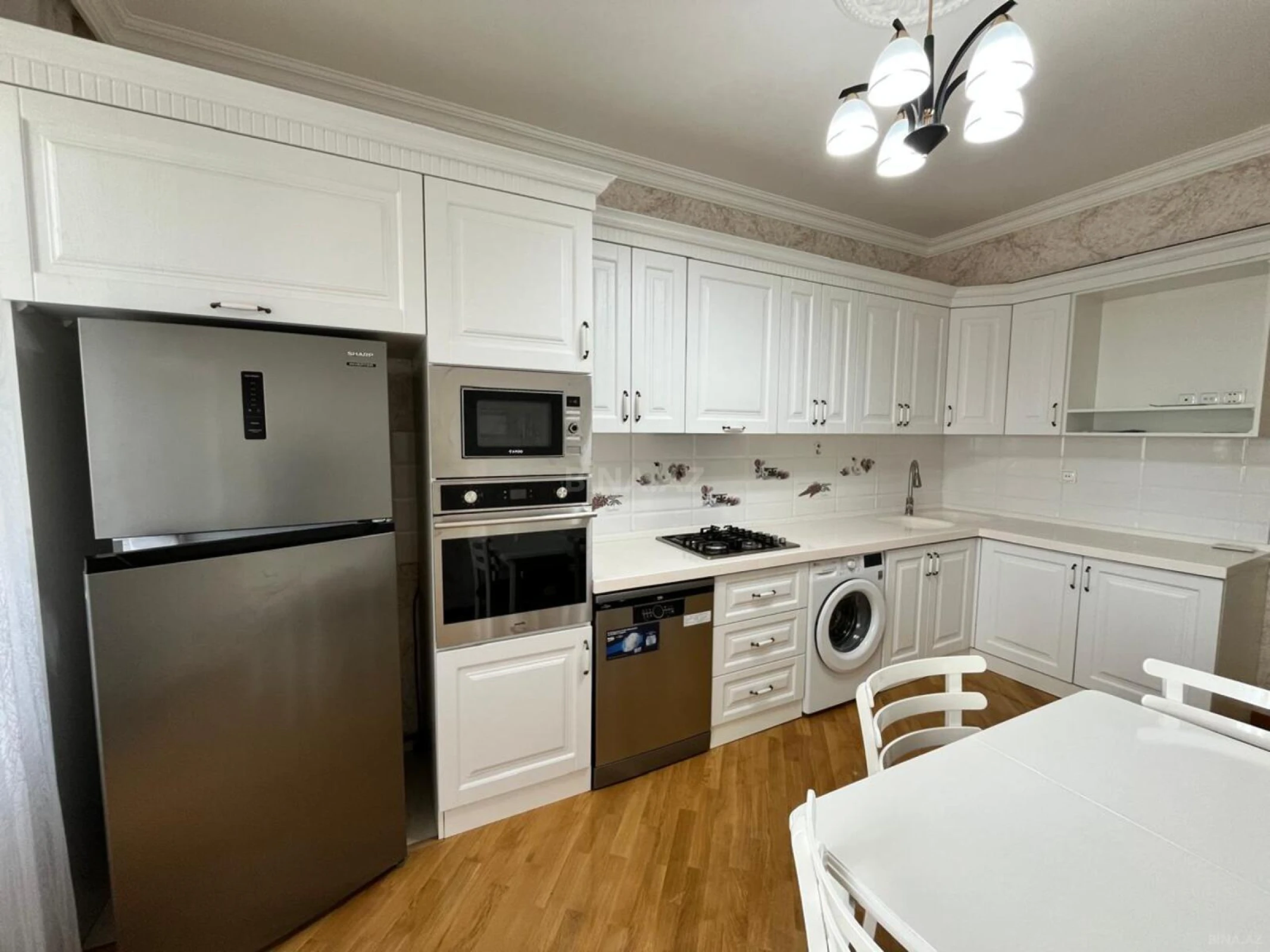 Satılır 2 otaqlı mənzil 101 m²