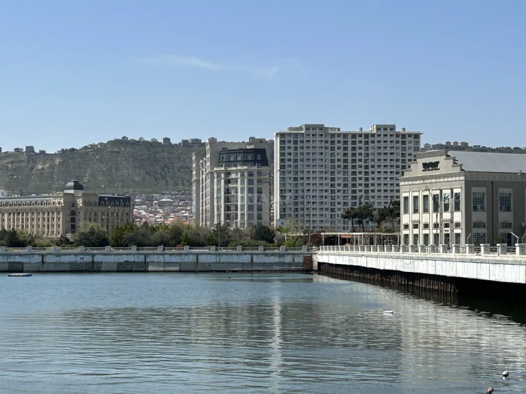 Satılır 4 otaqlı mənzil 164 m²