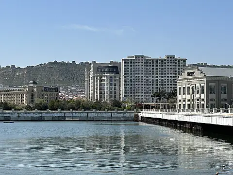 Satılır 4 otaqlı mənzil 164 m²